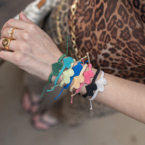 pulseira-ana-em-macrame-com-fio-encerado-ajustavel-e-artesanal